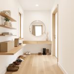 Entrée étroite aménagée avec des rangements muraux et une console peu profonde laissant le passage dégagé.