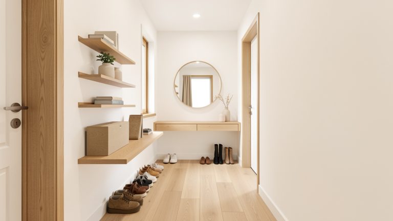 Entrée étroite aménagée avec des rangements muraux et une console peu profonde laissant le passage dégagé.